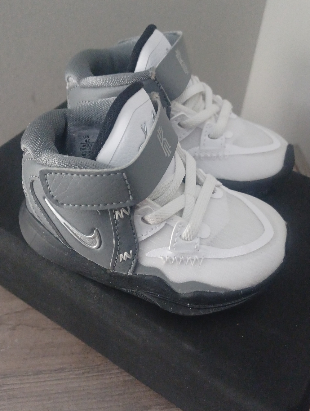 NIKE KYRIE Infinity SE Infants White Smoke Chrome Sz 4